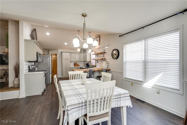 dining room with visible vents, a chandelier, lofted ceiling, recessed lighting, and dark wood-style flooring