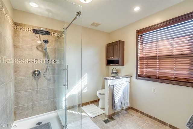 full bath featuring visible vents, baseboards, toilet, and a shower stall