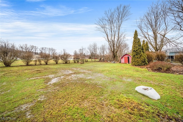 view of yard featuring an outdoor structure