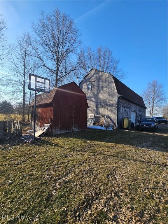 view of barn featuring a lawn