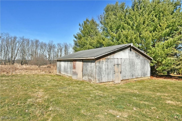 view of pole building featuring a lawn