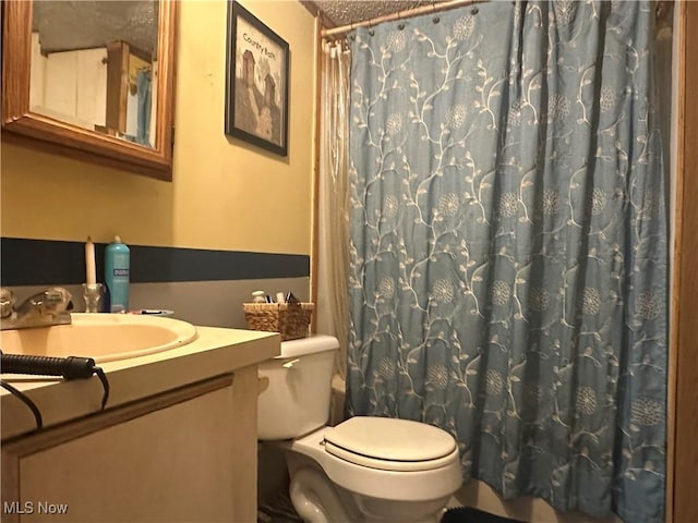 full bath with curtained shower, toilet, and vanity