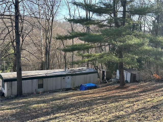 view of yard with an outbuilding