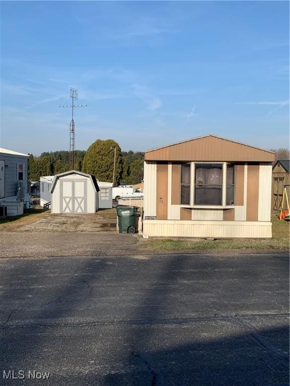 manufactured / mobile home with an outdoor structure and a storage unit