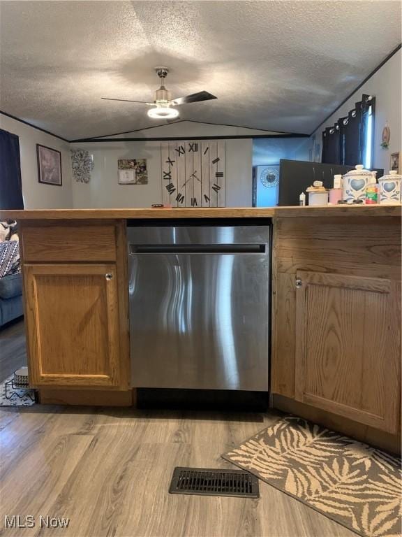 kitchen with visible vents, light wood-style flooring, ceiling fan, a textured ceiling, and stainless steel dishwasher