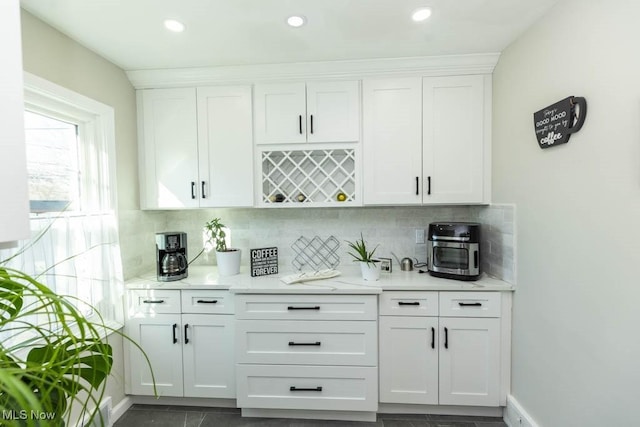 bar with tasteful backsplash, recessed lighting, and baseboards