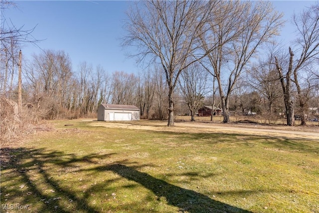 view of yard featuring an outdoor structure and a garage