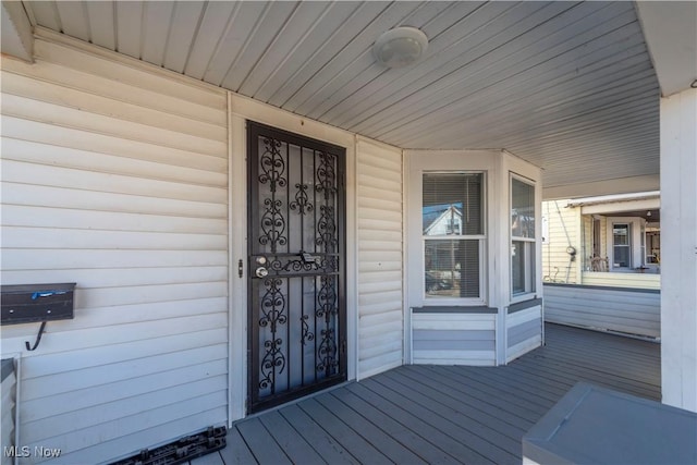 entrance to property featuring covered porch