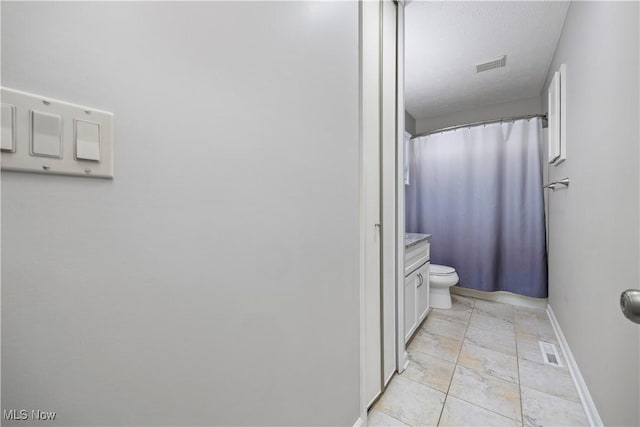 full bathroom featuring visible vents, toilet, vanity, and baseboards