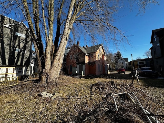 view of yard featuring a residential view