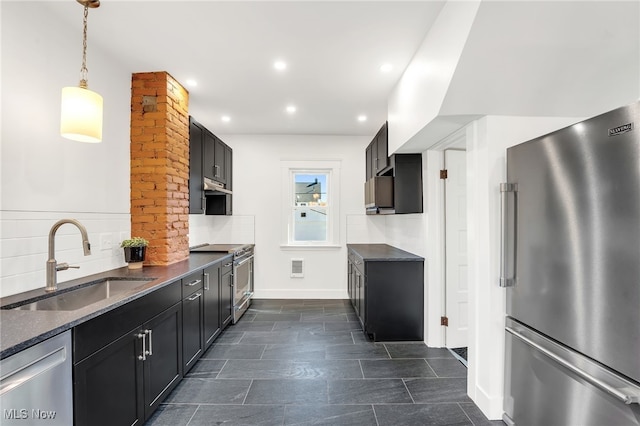 kitchen featuring visible vents, high quality appliances, a sink, recessed lighting, and decorative backsplash