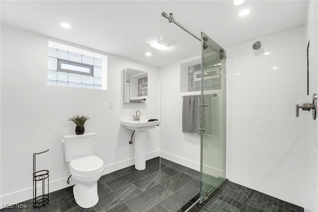 full bath with recessed lighting, baseboards, toilet, and a stall shower