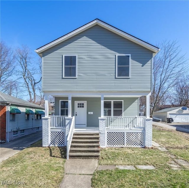 view of front of property featuring a porch and a front yard