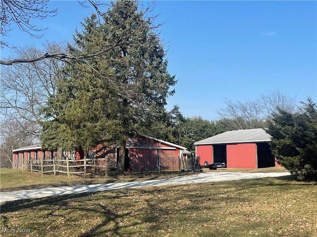 view of yard featuring an outbuilding