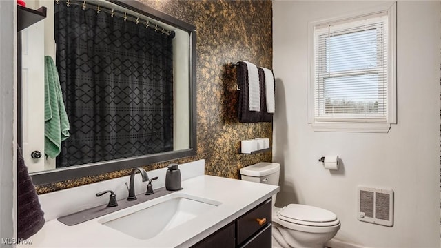 full bathroom with visible vents, curtained shower, toilet, and vanity