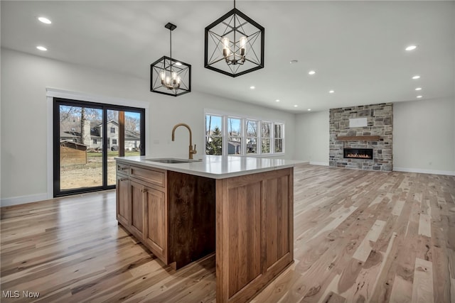 kitchen featuring a sink, light wood-style floors, an inviting chandelier, and recessed lighting