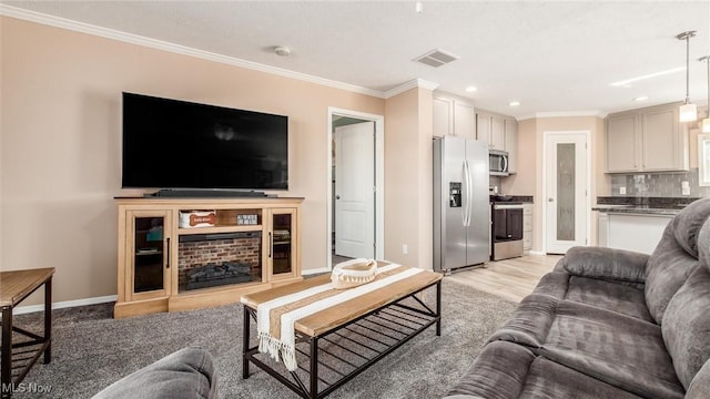 living room featuring light wood-type flooring, visible vents, recessed lighting, crown molding, and baseboards