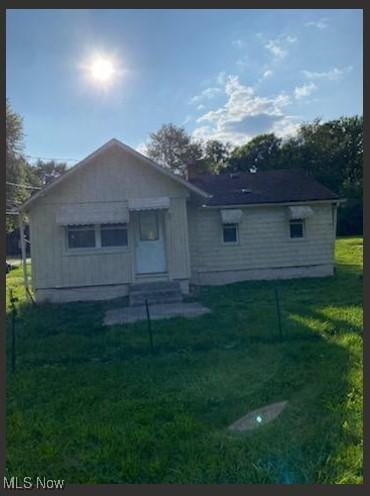 view of front of home featuring a front lawn