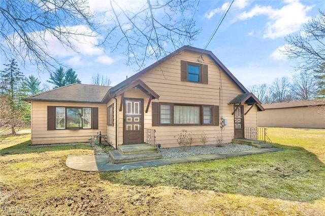 view of front of house featuring entry steps and a front yard