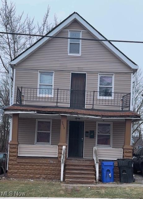 view of front of home with entry steps, a porch, and a balcony