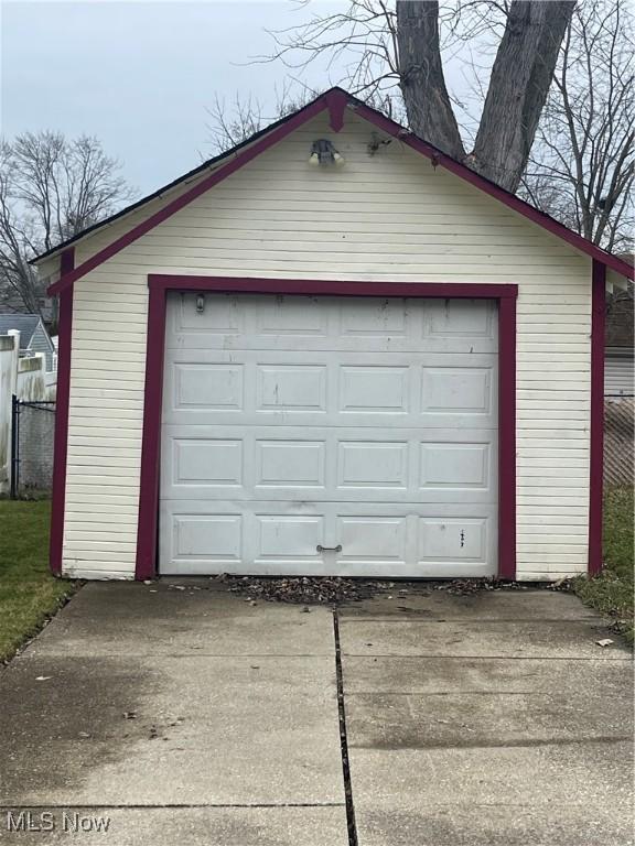 detached garage featuring concrete driveway