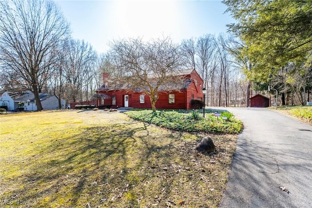 view of front of property featuring driveway and a front lawn