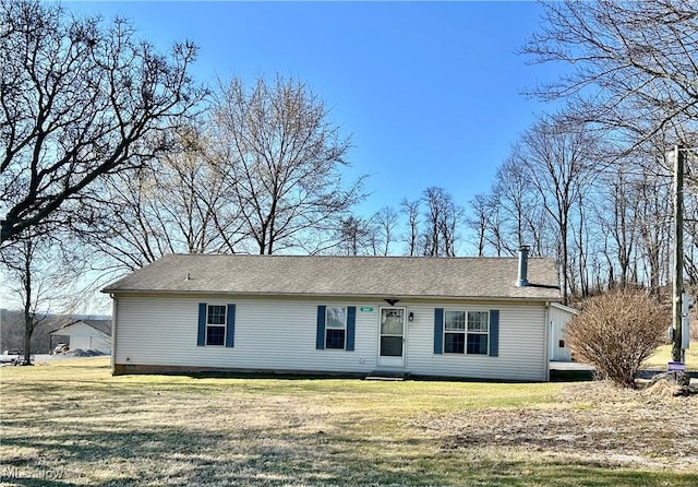 view of front of property featuring a front yard and a shingled roof