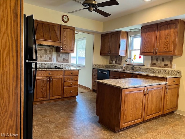 kitchen with black appliances, a sink, plenty of natural light, a peninsula, and ceiling fan