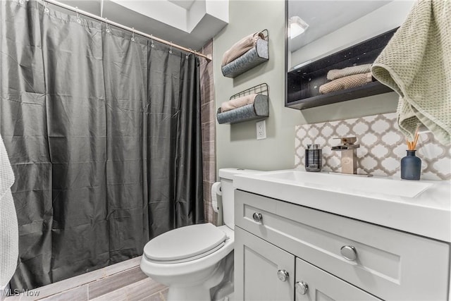 full bathroom featuring vanity, toilet, a shower with curtain, and tasteful backsplash