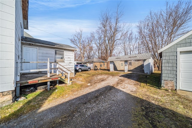 view of yard with an outdoor structure