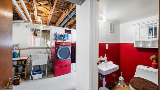 laundry room with visible vents, laundry area, and washing machine and clothes dryer