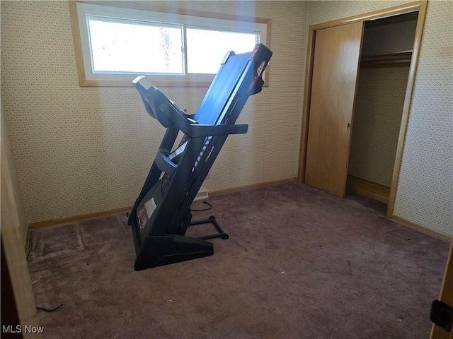 workout area featuring baseboards, carpet floors, and wallpapered walls