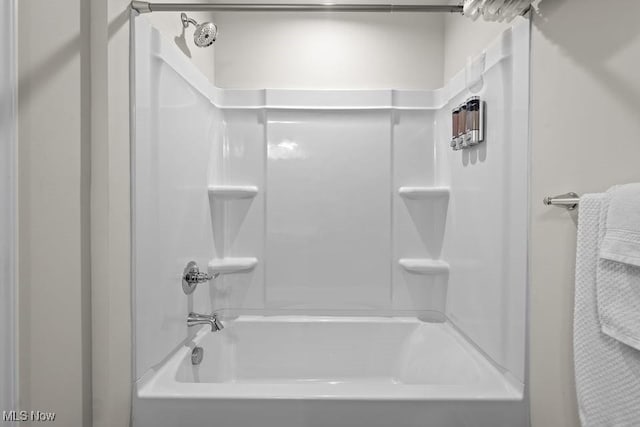 bathroom with bathtub / shower combination