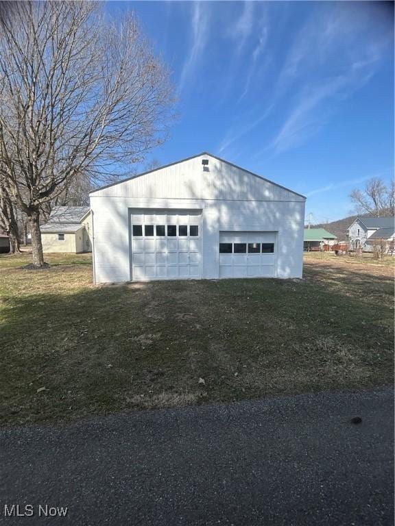 view of detached garage