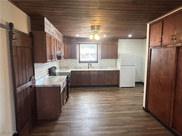 kitchen featuring black / electric stove, freestanding refrigerator, a sink, wooden ceiling, and backsplash