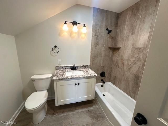 1119 Abbey Pl, Zanesville, OH 43701 - full bath featuring vanity, washtub / shower combination, baseboards, vaulted ceiling, and toilet