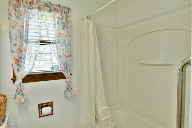 bathroom with shower / tub combo