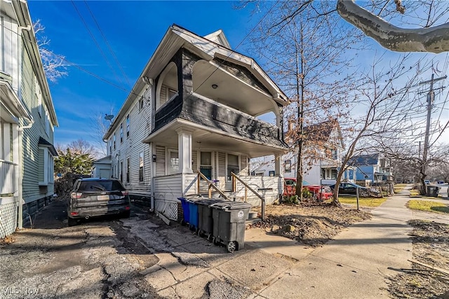 view of front of house featuring driveway