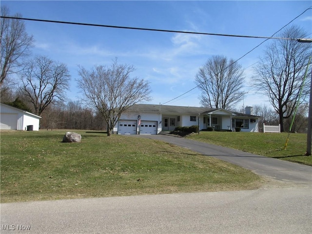 view of front of house featuring a front yard, an attached garage, and driveway