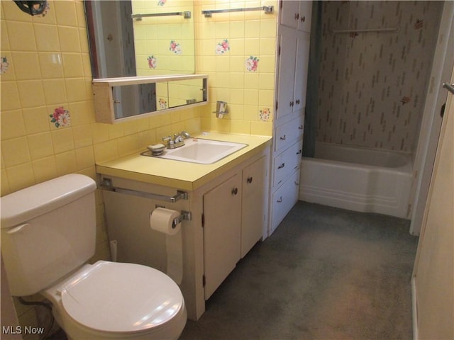 full bath with vanity, tile walls, toilet, and tasteful backsplash