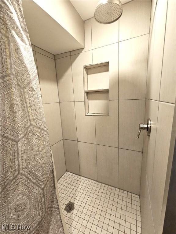 full bathroom featuring a tile shower