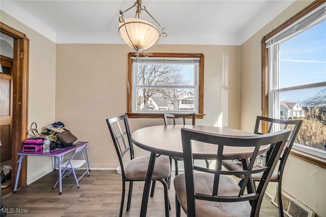 dining area featuring visible vents, plenty of natural light, baseboards, and light wood-style flooring