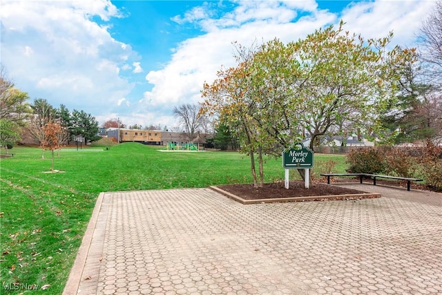 view of property's community featuring a lawn