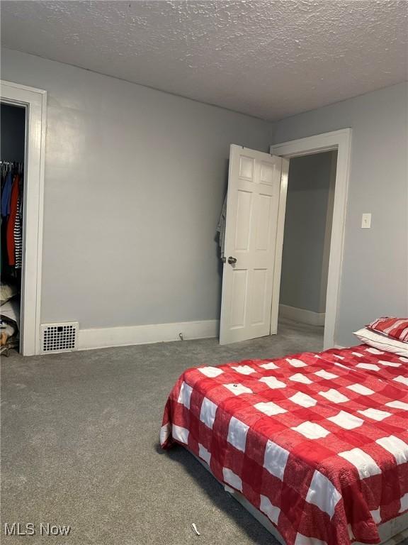 174 Colony Cres, Akron, OH 44305 - carpeted bedroom featuring a textured ceiling and baseboards