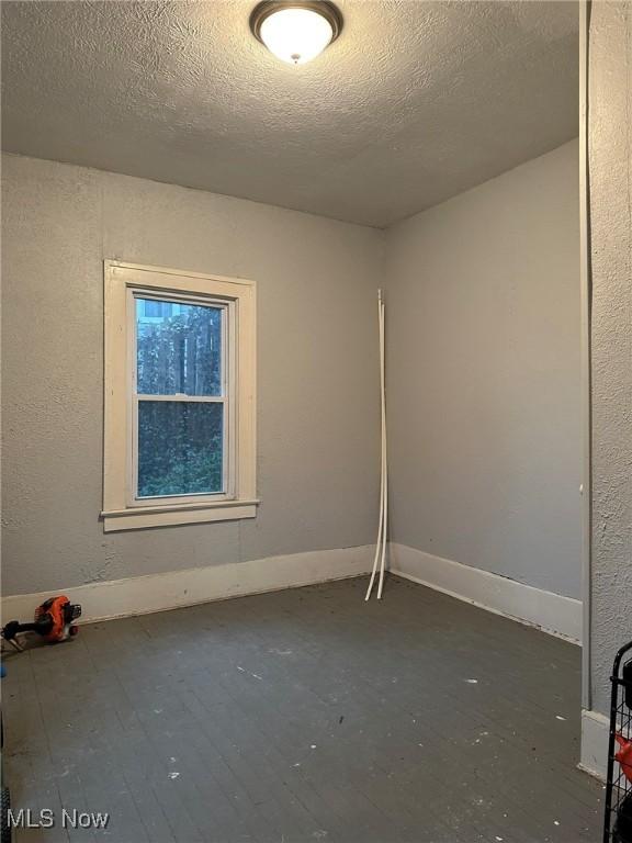 174 Colony Cres, Akron, OH 44305 - empty room featuring a textured ceiling and baseboards