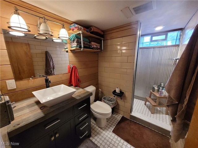 145 Maplewood Ave, Rittman, OH 44270 - full bathroom featuring visible vents, toilet, tiled shower, and vanity