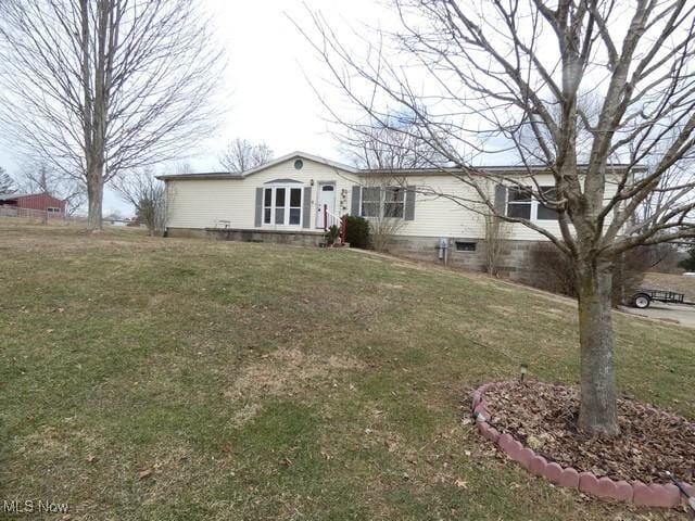view of front of property featuring a front yard