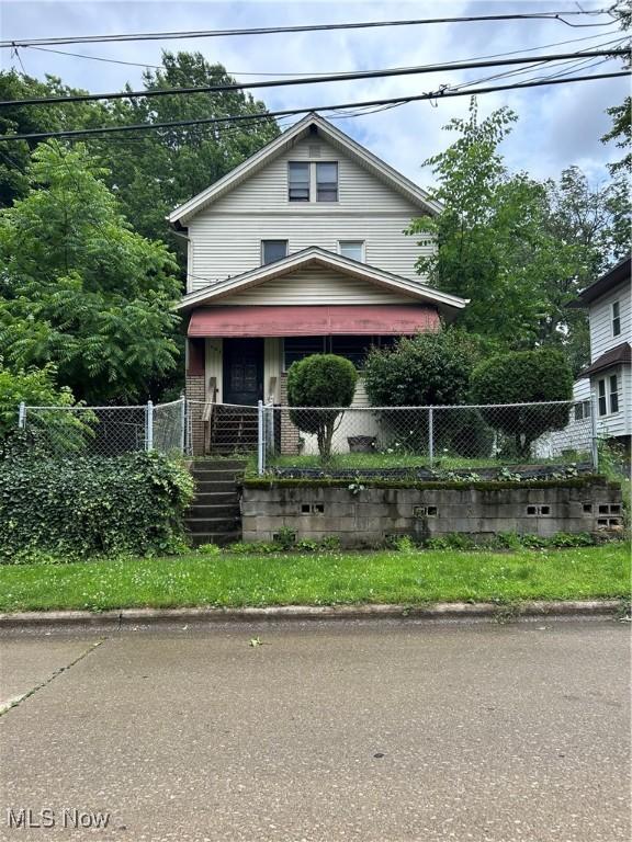 541 Hudson Ave, Akron, OH 44306 - traditional style home featuring a fenced front yard