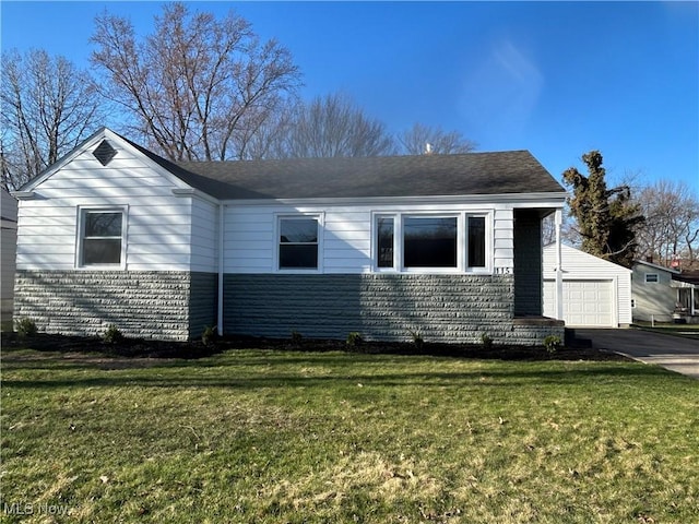 view of front of home featuring a front lawn and a detached garage