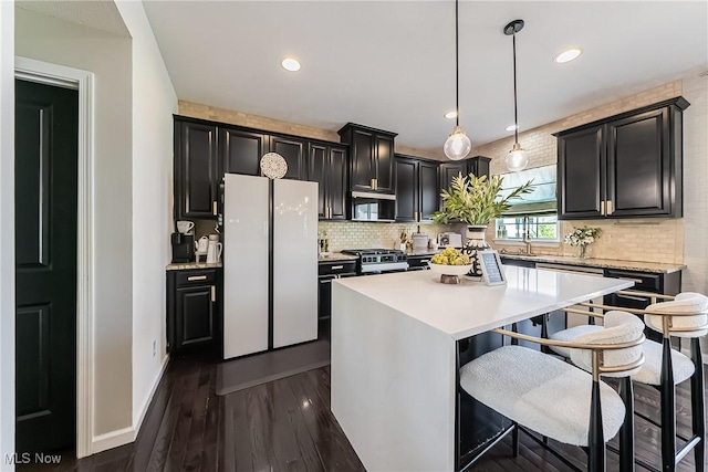 784 Hilliary Ln, Aurora, OH 44202 - kitchen with freestanding refrigerator, tasteful backsplash, dark cabinets, baseboards, and light countertops